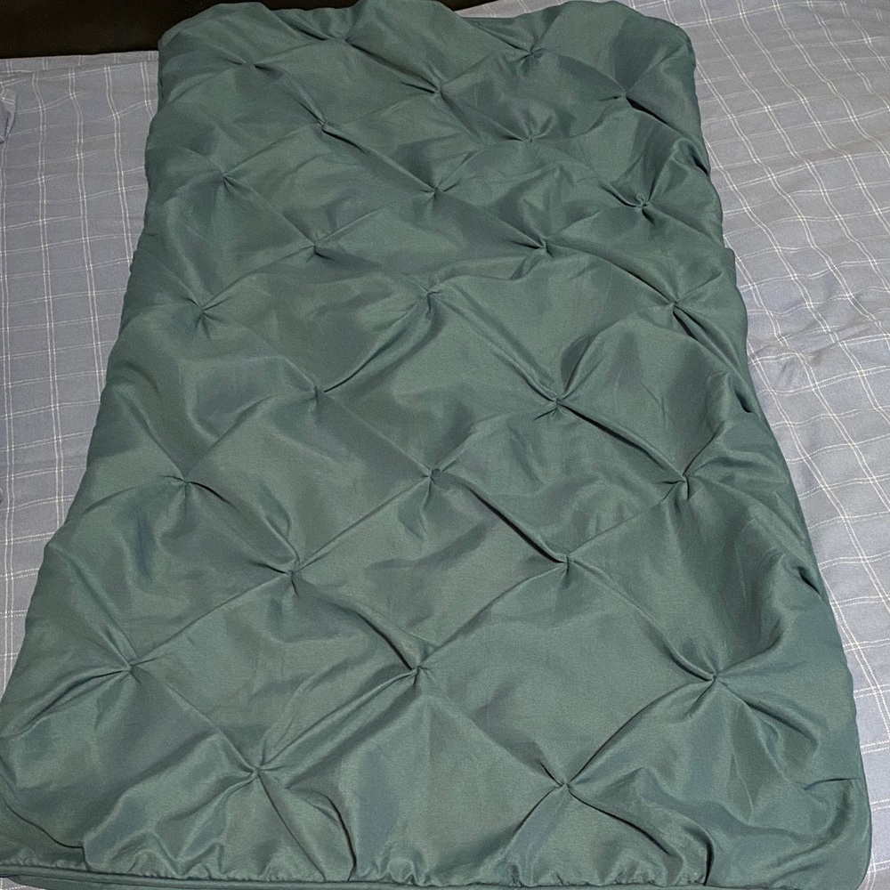 Set of 2 Amazon Basics Pinch Pleat Pillow Shams. Size 20” X 36”